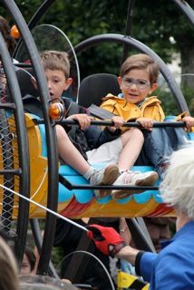 La machine de spectacle qui fait marcher les grands pour faire tourner les petits..."Rayonnantes" est conçue par Charles Cogné et a été fabriquée à Saturne au printemps 2012.