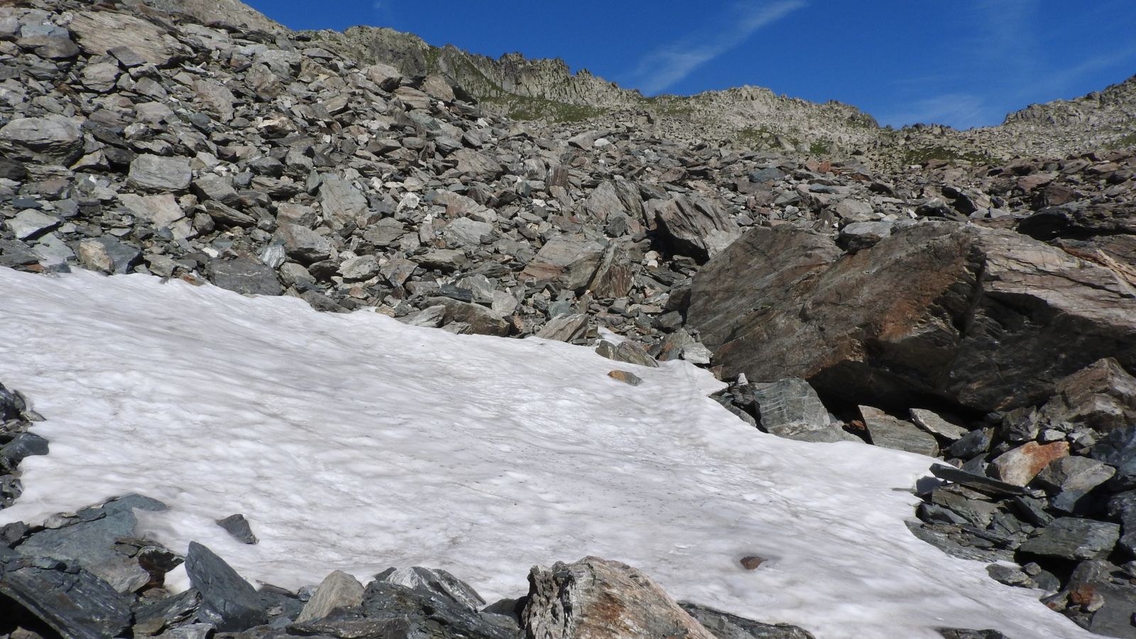 La traversée du grand pierrier sous les Aiguilles de la Balme