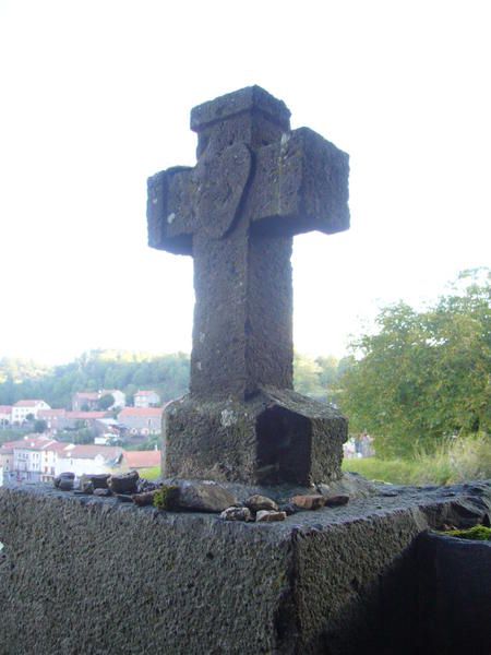 Du Puy à Nasbinals,en pierre, en bois, en fer forgé..., les croix nous rappellent que des millions de pélerins ont suivi ce sentier...