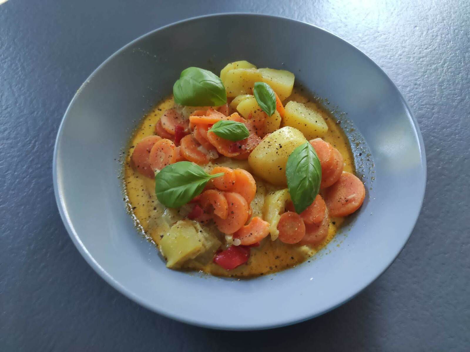 Curry pommes de terre carottes courgettes poivrons