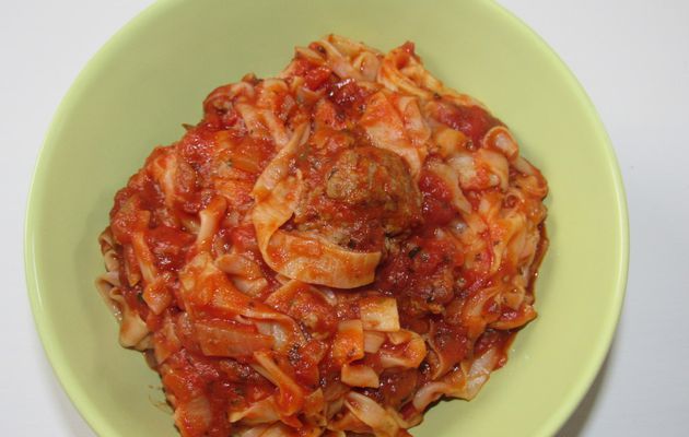 Pâtes à la sauce tomate et boulettes