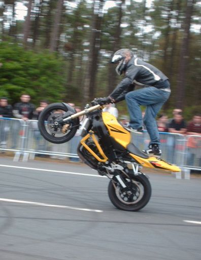 fête de la moto à TARNOS, stunt, weeling et figures diverses de l'écossais Carmichael et de "lève ta roue" (local)  