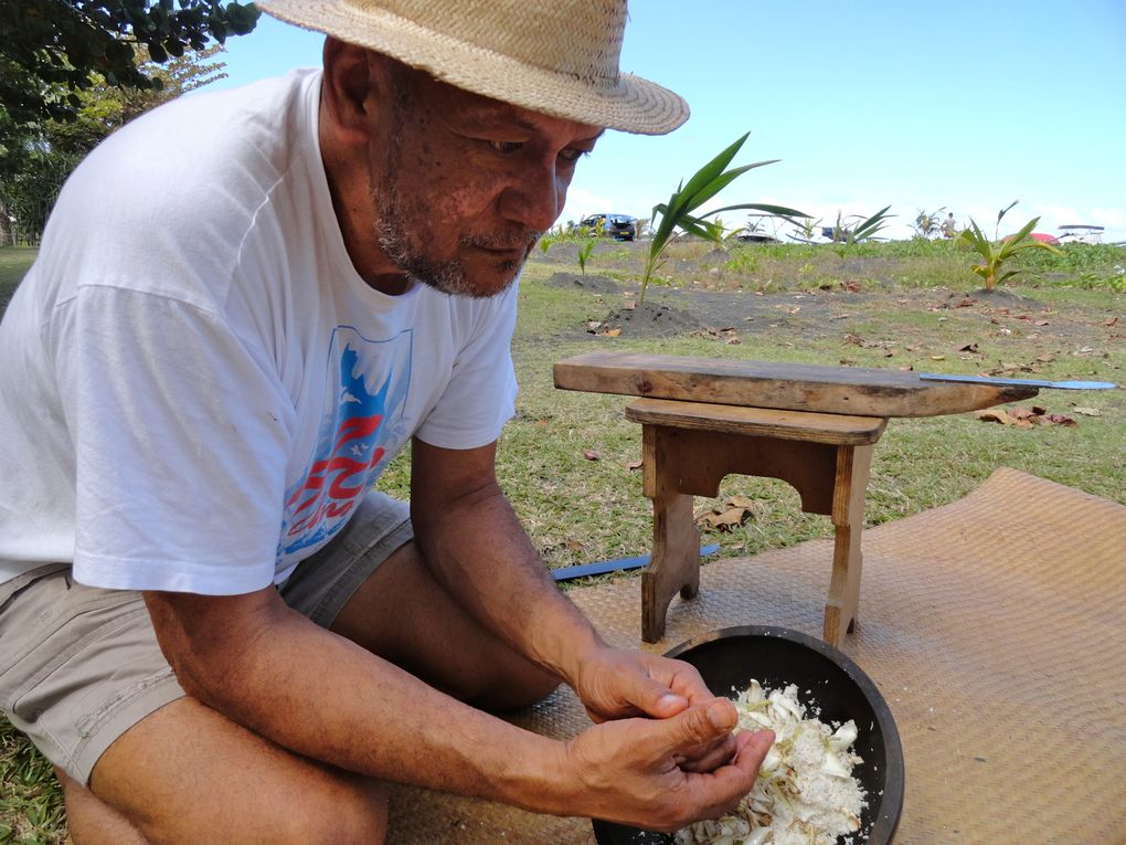 Rencontre avec Robert Peretia, membre du Comité des Sages de Papara, commune de Tahiti. Préparation traditionnelle de l'huile de Monoï
