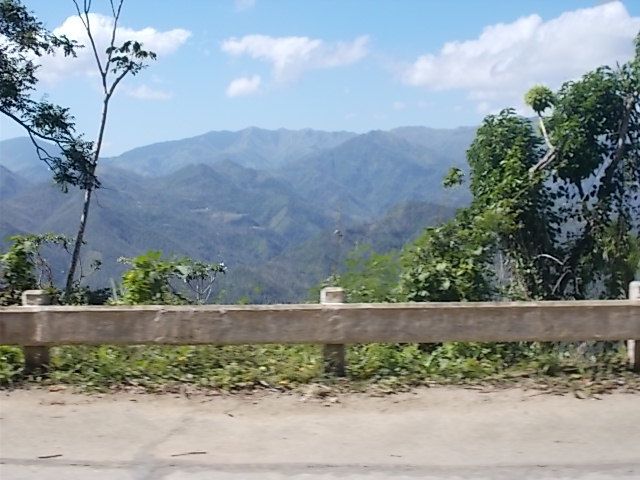 La region de Guantanamo, la mer les soldats, l  arrivee a Baracoa et premier resto.... batisse style colonial