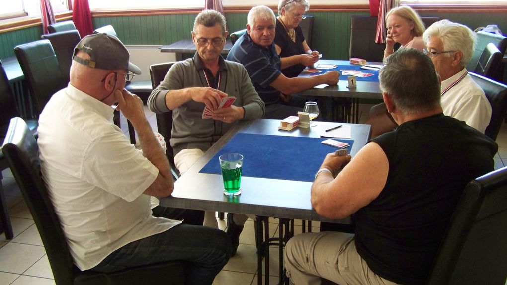 28 Mai 2011 aux Fumades, belle journée pour le Tarot Club Alésien !