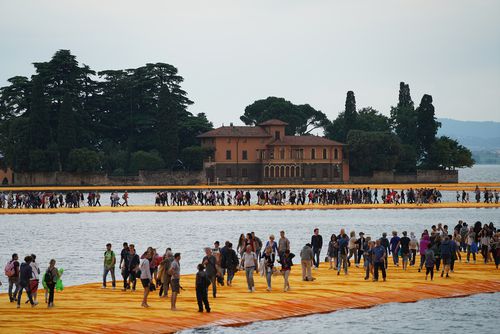 L'artiste Christo emballe le lac d'Iseo en Italie