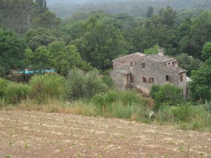 La maison que nous avions louée dans une exploitation vinicole. Nous avons eu du mal à la dénicher, elle est perdue en pleine nature et l'accès en voiture est difficile. 