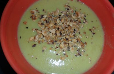 Cauliflower soup with Hazelnut