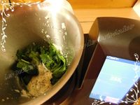 Truite saumonée grillée et grenailles à la vapeur accompagnées de sauce à l'oseille