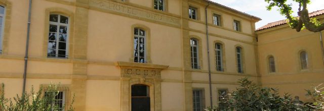 L'Hôtel-Dieu et la chapelle Saint-Jacques de Lambesc / Balade en Provence