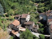 Le château et le rocher de la Vierge dominent le vieux bourg au bord de la Cère