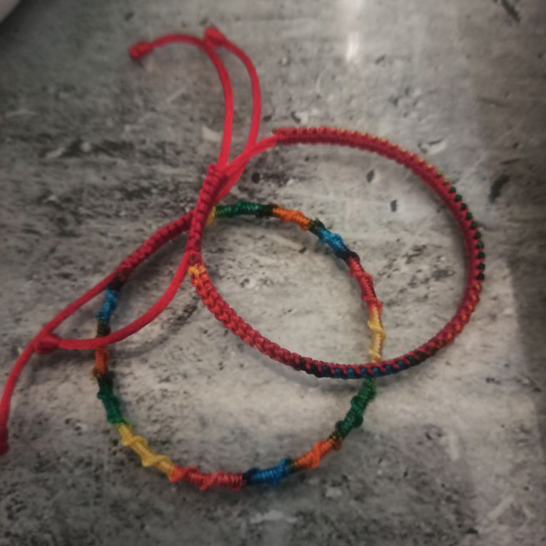 Macramé : 2 jolies bracelets aux couleurs de l'arc-en-ciel