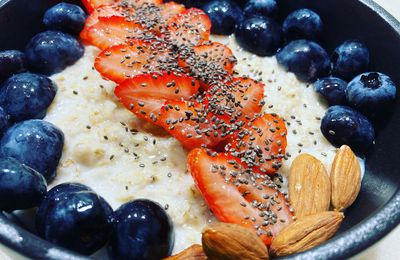 Porridge parfumé à la fève tonka et au sirop de pêche, aux fruits