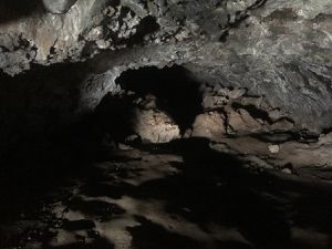 Le tunnel de lave s'ouvrant sur le Motu Tautara.