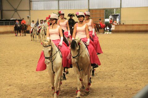 Parallèlement aux Equimasters Dressage Rhône-Alpes se déroulait le concours de sélection de l'Equita'Club Carrousel. Au final 8 équipes sont sélectionnées et seront en lice à Eurexpo le jeudi 1er novembre !!
Crédit photos Florence Loslier. F