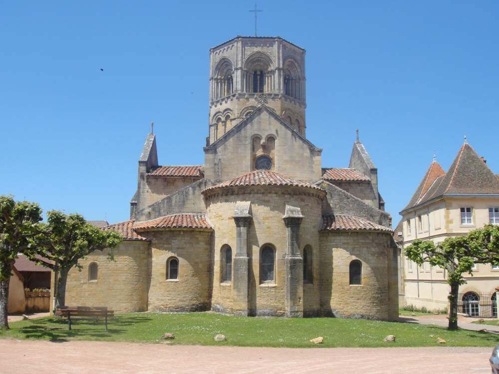 SEMUR EN BRIONNAIS village historique en Bourgogne du sud,