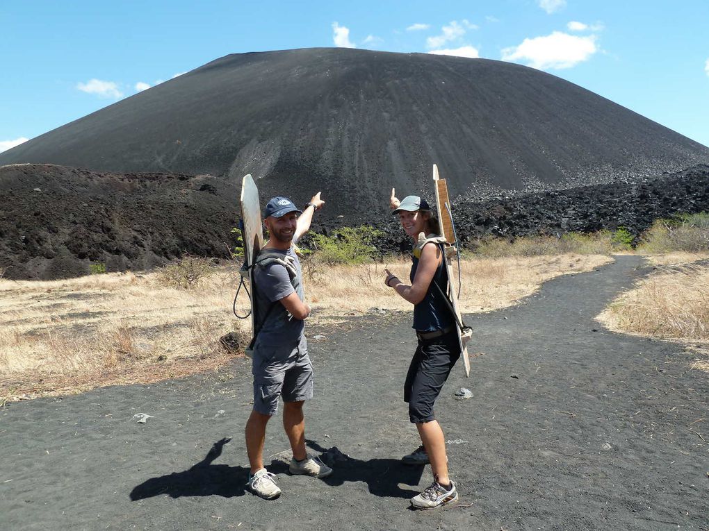 Le Cerro Negro est un des nombreux volcans qui entourent la ville de Leon, un cône parfait recouvert de sable noir. Rapide ascension à pied en 45 min avec la planche sur le dos, puis on admire la vue à 360°C au sommet - splendide!- avant de redes