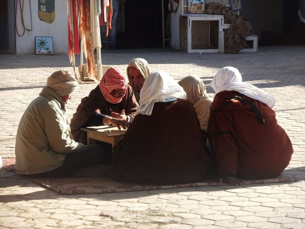 Le festival Off c'est d'abord de la musique, des pas de danses , des chameaux placides , des cris et des rires d'enfants, des marchandages sans fin , des joueurs de domino, un café au soleil et tout ça dans une atmosphère bon enfant