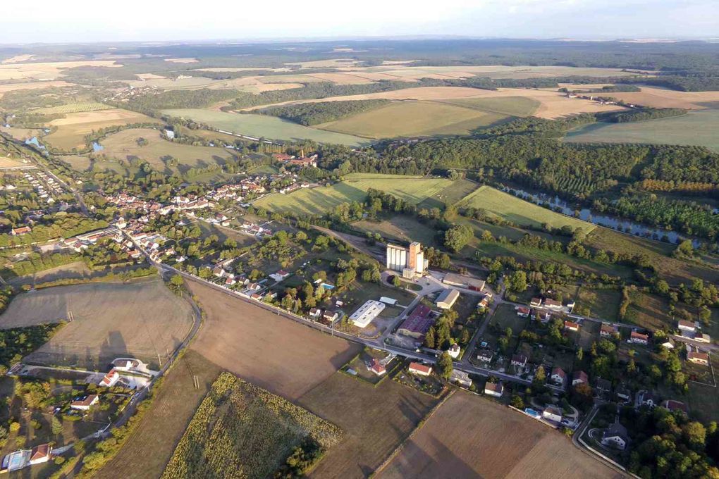 Les villages de Coulanges sur Yonne et de Crain qui se touchent ; impossible de déterminer le début de la fin de l'autre