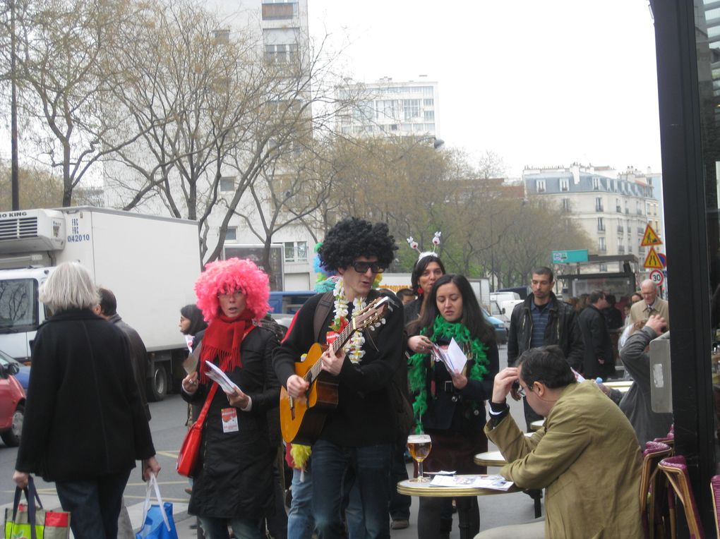 Les mélenchanteurs du métro sont nés dans le 13e, au Front de Gauche Butte aux Cailles. Depuis ils essaiment dans tous Paris, et affectionnent tout particulièrement les métros et les places publiques.