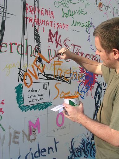 <P><FONT color=#000080>Ici les personnes sont invitées à rentrer dans l'ALGECO, là où se trouve la table avec tous les mots clés (imprimés sur papier) qui ont été tapés par des internautes dans des moteurs de recherche, et qui les ont mené vers le blog "Souviens-moi".</FONT></P>
<P><FONT color=#000080>À eux de choisir un ou plusieurs papiers et d'en écrire le contenu avec l'outil de leur choix à l'extérieur de l'ALGECO.</FONT></P>