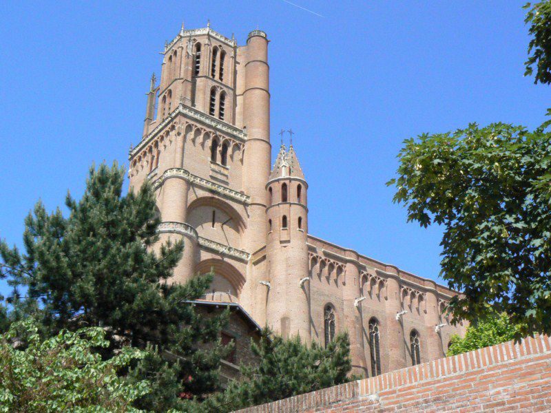 Albi la Rouge porte bien son nom. Avec la presque totalité de ses bâtiments construits en briques rouges c'est une ville magnifique dotée d'un passé extraordinaire. A ne pas manquer !