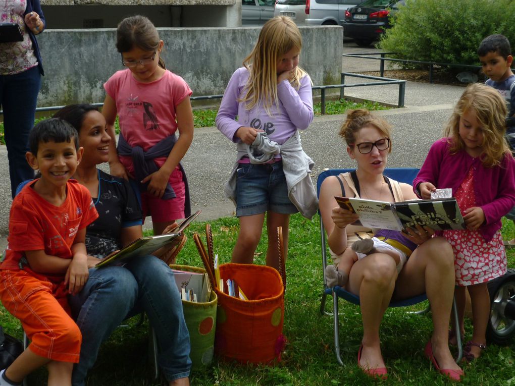 la "Charrette à Histoires" s'est promenée à la rencontre des enfants dans différents arrondissements de Lyon mais aussi à l'extérieur de la ville avec toujours plus d'albums à son bord.