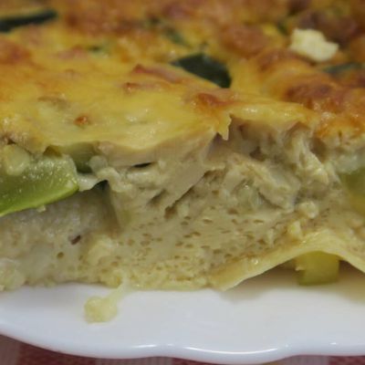 Quiche sans pâte ou flan salé au lait concentré non sucré, courgettes, dés de jambon et emmental