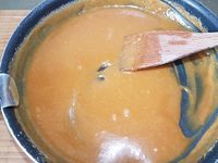 3 - Pendant que le gâteau tiédi, faire chauffer à feu doux dans une casserole la crème fraîche liquide avec la poudre de vanille (ou l'extrait). En même temps réaliser un caramel à sec en mettant le sucre à chauffer dans une poêle. Ne pas remuer au début. Lorsqu'il commence à caraméliser, remuer délicatement jusqu'à obtenir un beau caramel doré. Incorporer la crème liquide en prenant garde aux projections et sans cesser de tourner à la spatule jusqu'à incorporation complète de la crème liquide. Retirer du feu et rajouter le beurre en petits morceaux en continuant de mélanger avec la spatule. Démouler le gâteau sur un plat de service, le napper aussitôt avec une partie de caramel au beurre salé, réserver le reste dans un petit pot. Déguster le gâteau avec une bolée de cidre pour parfaire l'effet normand. (Réchauffer quelques secondes au micro-ondes le caramel versé dans le petit pot si vous ne l'avez pas consommer de suite et s'il est trop solidifié)