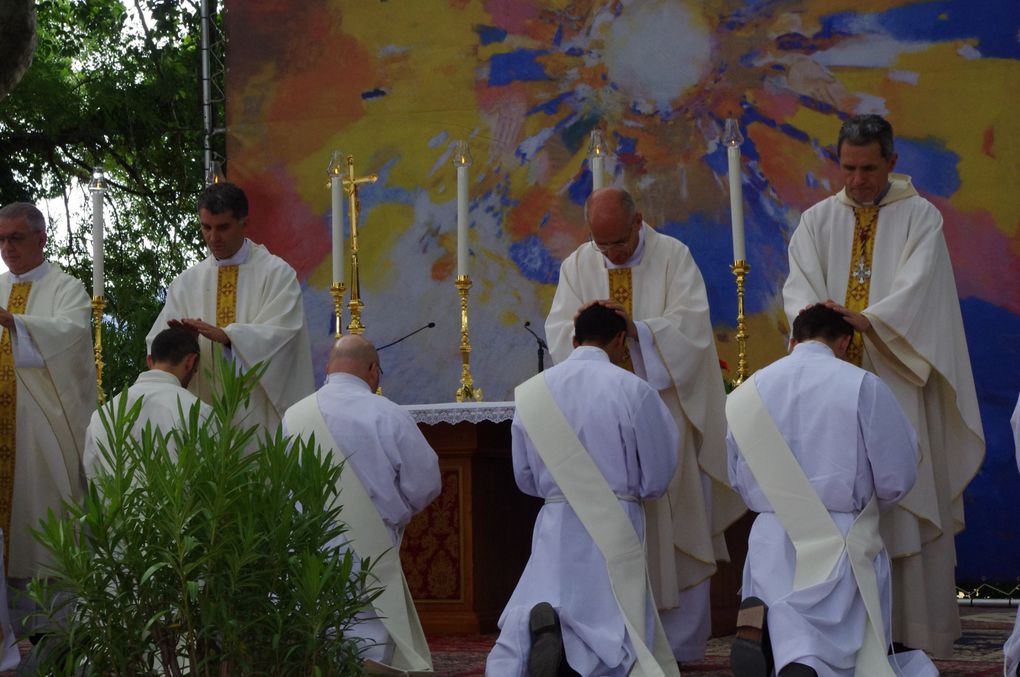 Dimanche 24 Juin 2012, Par l'imposition des mains et le don de l'Esprit Saint, Son Excellence Monseigneur Dominique Rey, évêque de Fréjus-Toulon ordonne. Pour le diaconat en vue du sacerdoce ils sont au nombre de 9. Pour le presbytérat au nombre