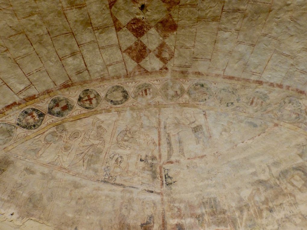 Je ne me lasserais pas de cette vue sur les Pyrénées de la journée. Et en arrivant à Aire sur Adour Apres une visite à la Cathédrale Saint Jean Baptiste j'ai été visité l'église et la crypte de Sainte Quitterie et son sarcophage en marbre blanc du IIIeme siecle. Ah oui dans la matinée j'ai bien aimé ce petit oiseau qui me chantait à tue-tête au-dessus de moi et que j'ai réussi à prendre le bec ouvert!!