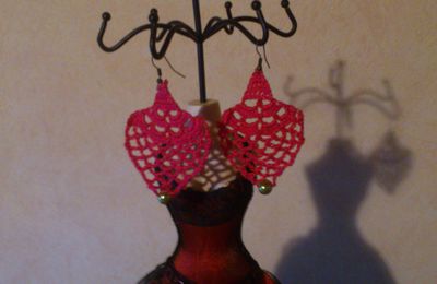 Boucles d'oreilles rouges.