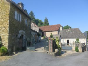 Un ancien poteau de soutènement de poutre et la maison de "Maurice" à Villières. 