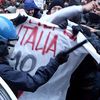 Bologna, violenti scontri fra polizia e universitari in agitazione contro il caro-mensa