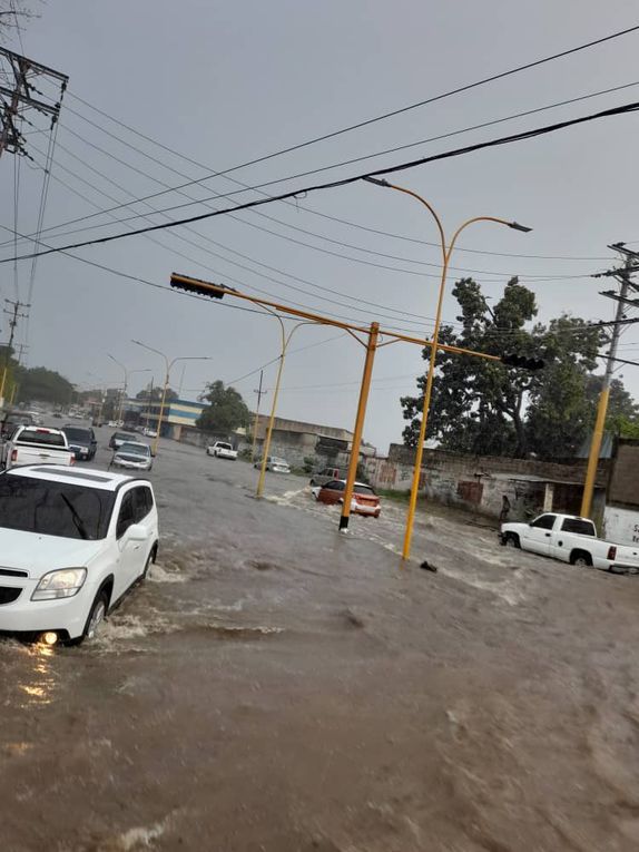 El caos vehicular por una corta lluvia se hizo notorio en la avenida San Juan Vianney de Valencia (+Fotos)