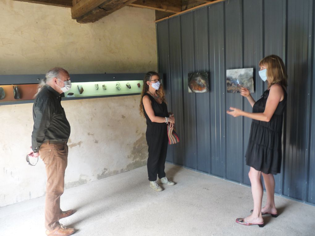 Natacha Baluteau aux côtés de la coprésidente Violaine Bariller lorqu'elle présente son exposition à une partie du public (photos DLTT)