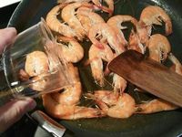 2 - Verser un filet d'huile d'olive et d'huile de sésame dans une poêle.Y faire revenir les gambas, rajouter le Cognac, puis incorporer l'ail, le gingembre, les herbes ciselées, finir par la sauce à l'huître, laisser cuire quelques minutes à feu doux (2 à 3 mn).