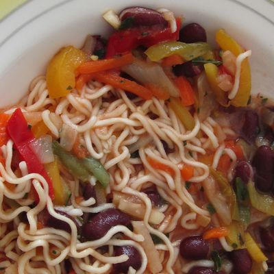 Une julienne de légumes à la sauce tomate accompagnée de nouilles chinoises