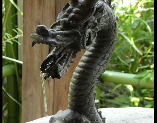 Photo : dragon de la fontaine du temple Raikyoji, kanazawa, japon