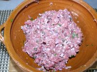 1 - Mettre 4 oeufs à cuire pendant 9 mn pour qu'ils deviennent durs. Peler et émincer les échalotes, les ajouter à la farce de viandes hachées dans un récipient. Ciseler le persil plat (après avoir ôté les tiges) et incorporer à la préparation, puis verser le cognac. Bien mélanger le tout. Battre un oeuf en omelette à la fourchette et l'incorporer à la farce, râper une peu de noix de muscade, saler, poivrer, bien mélanger à nouveau et protéger avec un film étirable. Laisser reposer au réfrigérateur pendant 30 mn 