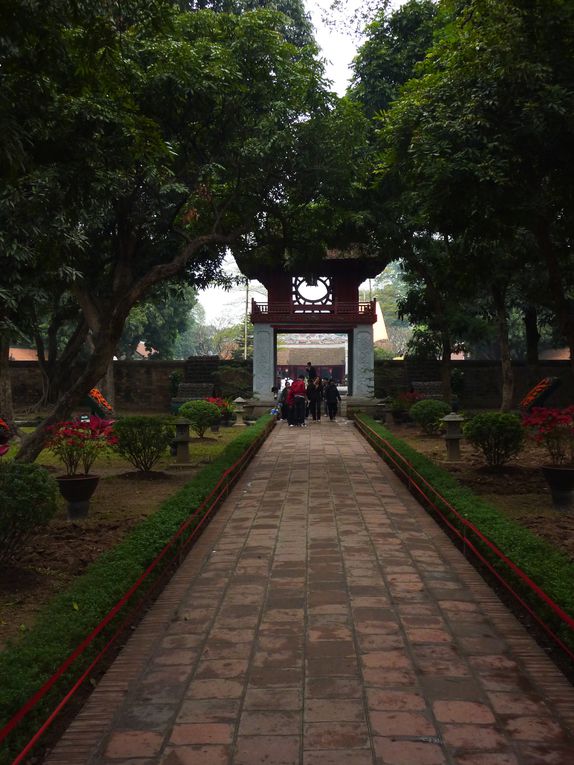 Le trajet depuis la frontiere, long :)
Premieres balades dans la ville grouillante d'Ha Noi
Temple de la Litterature