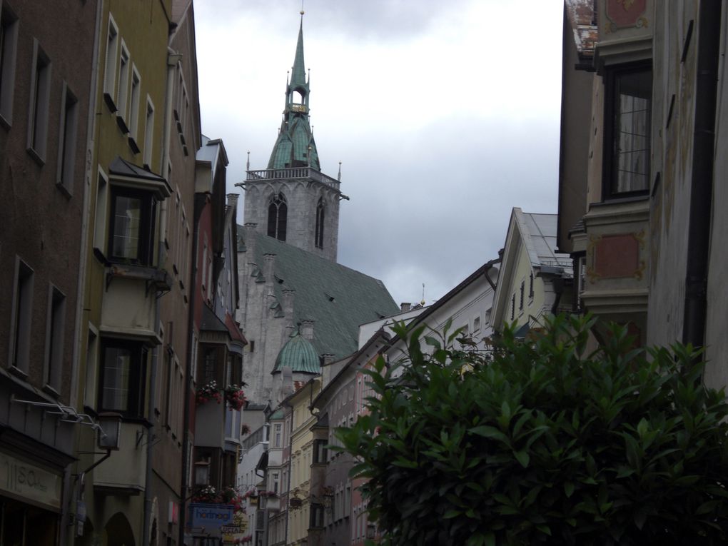 Située au bord de l'Inn, Schwaz, ravissante petite ville, fut au Moyen-Age une des villes les plus influentes d'Europe. De ses mines d'argent ou travaillaient jusqu'à 11 000 ouvriers, sortaient 85% de l'argent mondial
