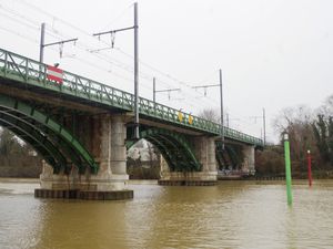 Près du pont de chemin de fer de Chatou