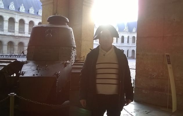 Décembre 2015 moi dans la cour du musée des invalides à Paris 
