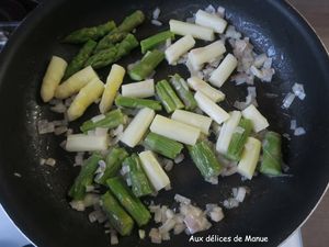 Noix de Saint-Jacques aux asperges vertes et blanches et crème au parmesan
