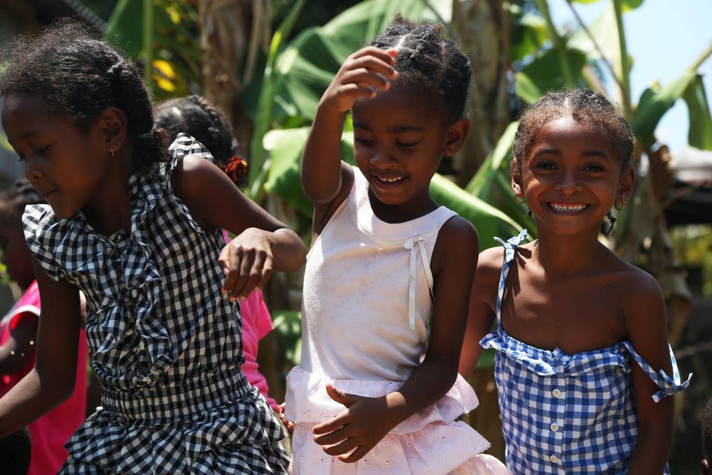 Lundi 19 novembre les enfants ont enfin pu reprendre le chemin du centre Utopiks Loustiks. Hanitra est la maîtresse principale et sera aidée par différents bénévoles de passage à Nosy Be. C'est actuellement au tour de Ciril, qui sera là jusqu'