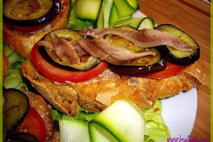 CROSTADAS AUX ANCHOIS ET SES LEGUMES