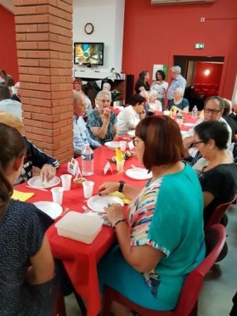 Applaudissement des résidents, des familles et de tout le personnel pour les 105 ans de Mme Molines.