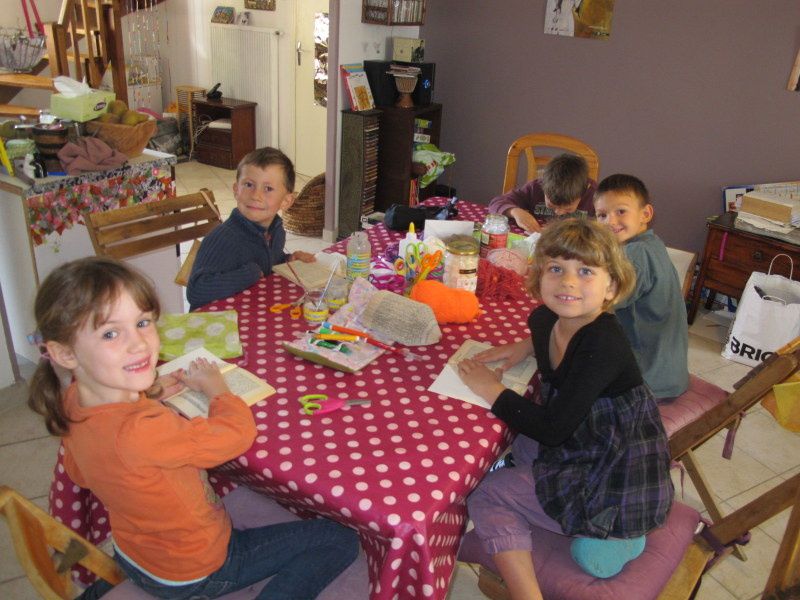 Hérisson-livre, poissons-feuilles, bougie-cd, tableaux nature, couronne de fleurs, mur de mains... Voici une partie de nos créations de l'année. 