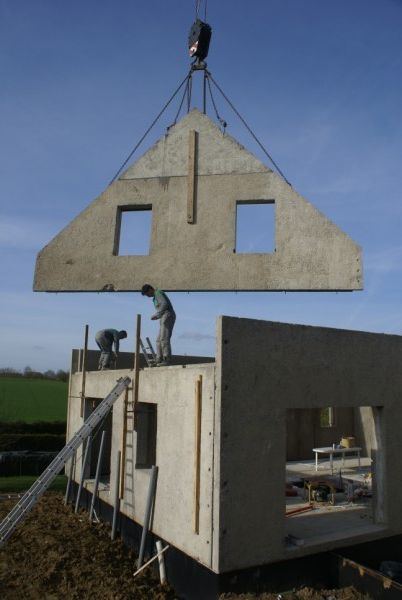 La structure de la maison , les murs en composite bois-ciment